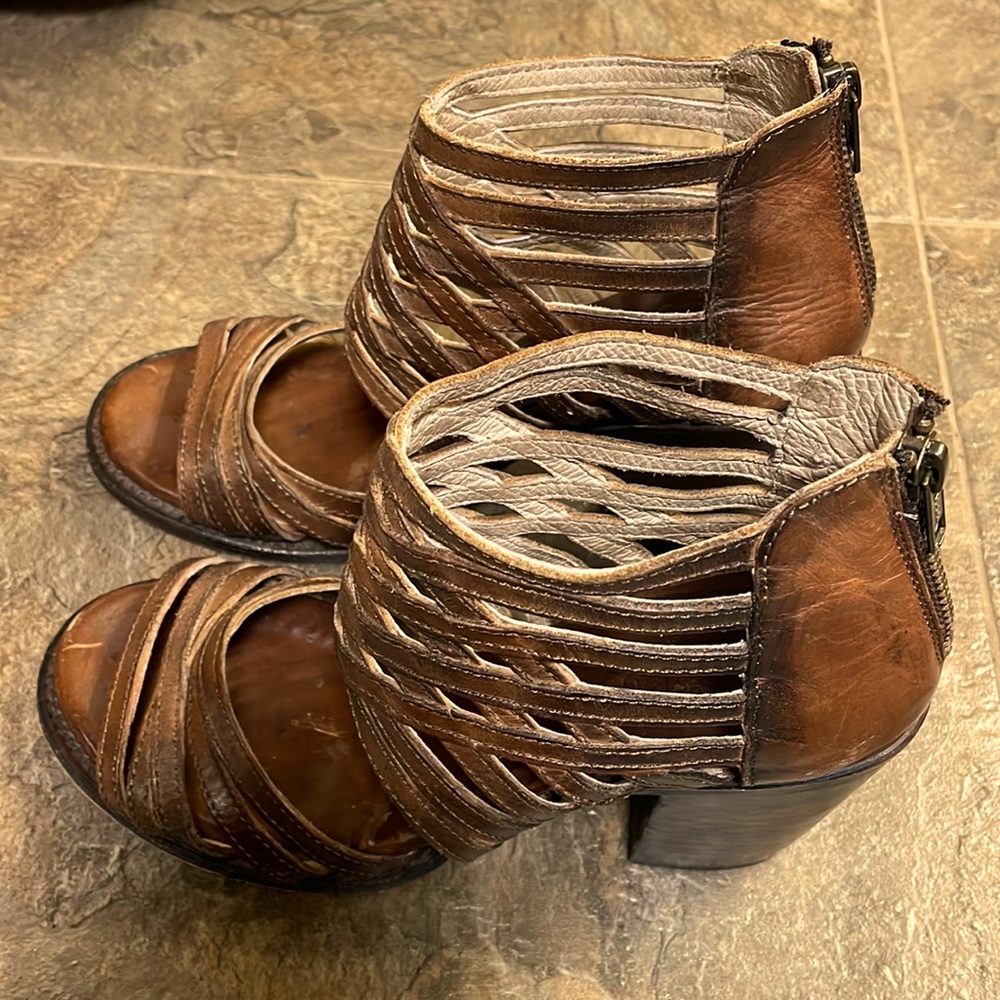 Freebird by Steven leather Wing strappy sandals size 8